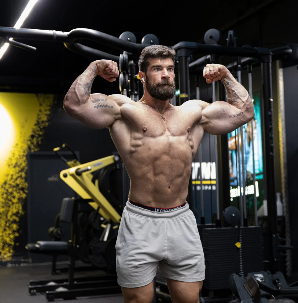Anthony Weiss en pose de bodybuilding à l'entraînement